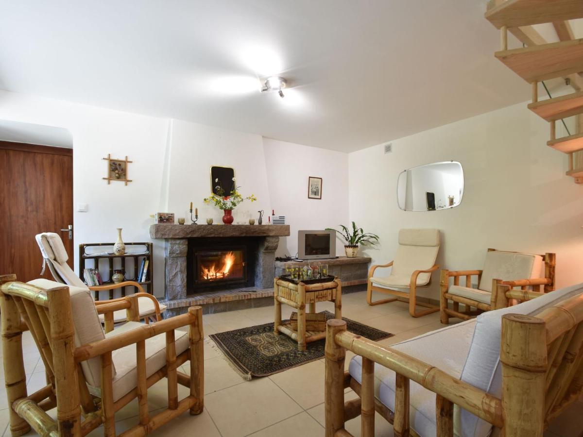 Superb Holiday Home With Private Garden Yvias Eksteriør bilde