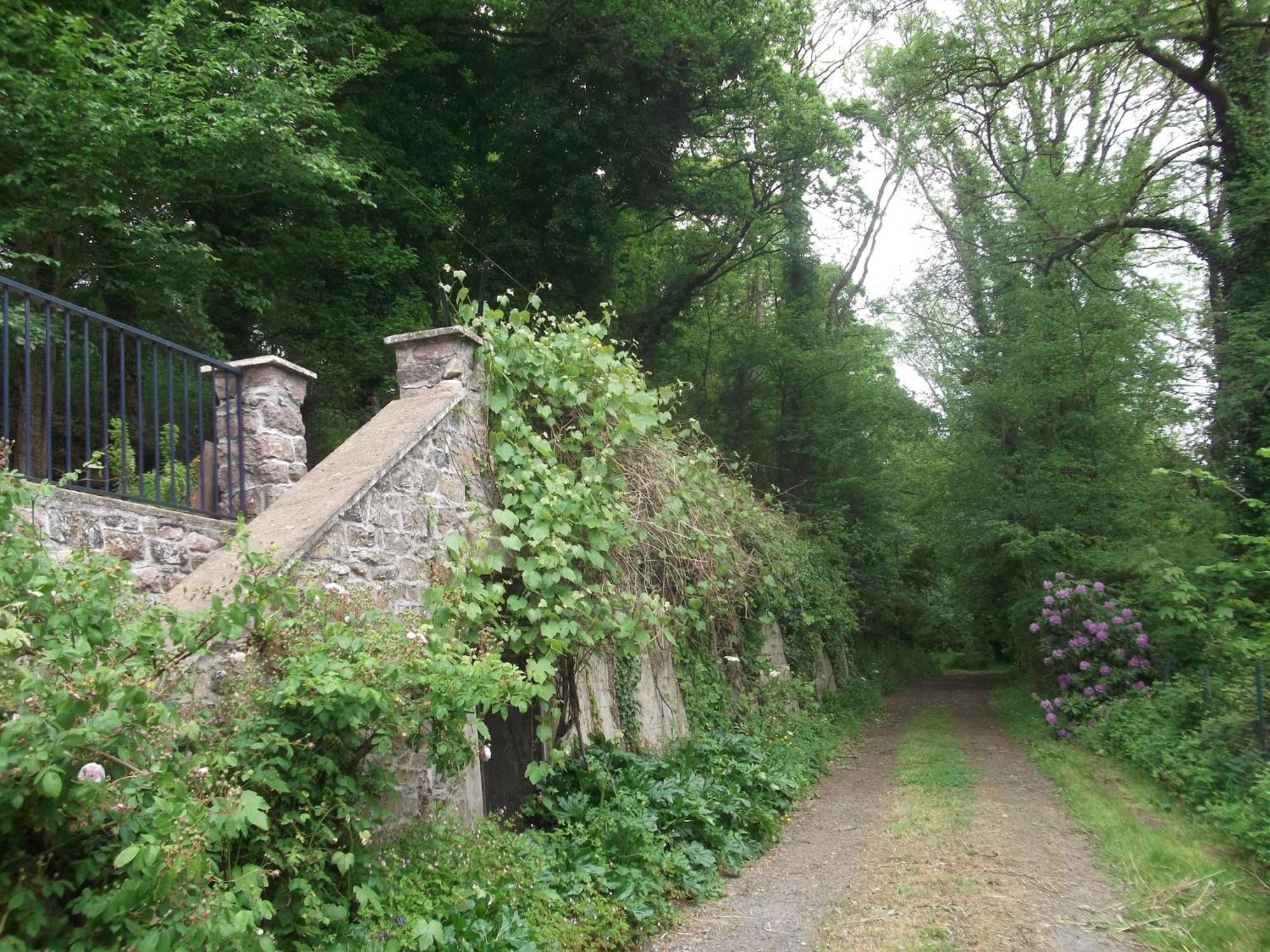 Superb Holiday Home With Private Garden Yvias Eksteriør bilde
