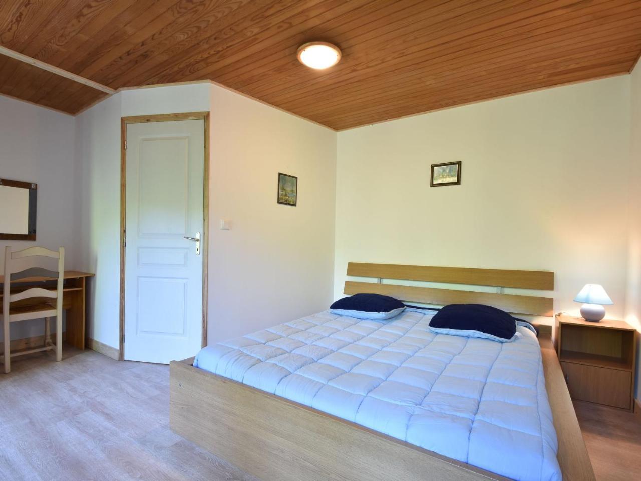 Superb Holiday Home With Private Garden Yvias Eksteriør bilde